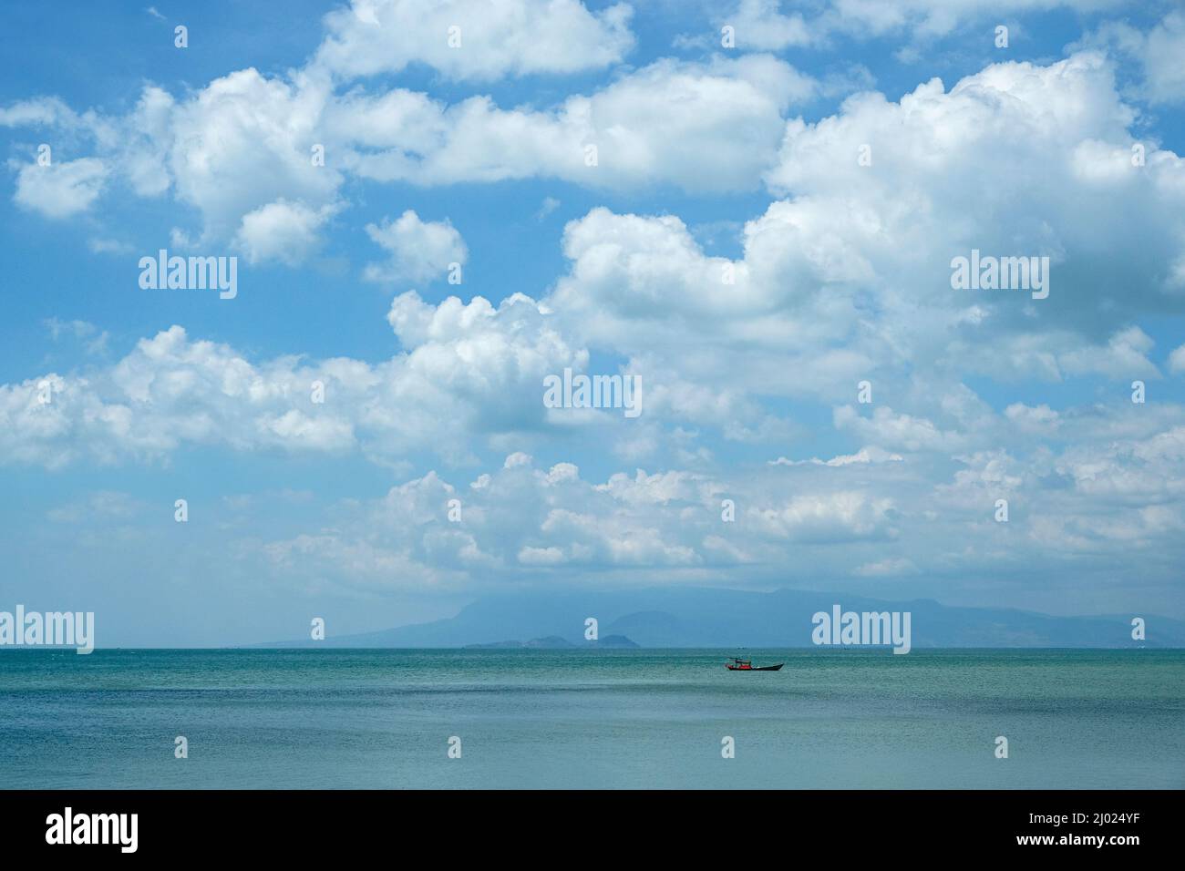 Kep, Cambodge - février 2022 : bateau de pêche sur la plage de Kep le 15 février 2022 à Kep, Cambodge. Banque D'Images