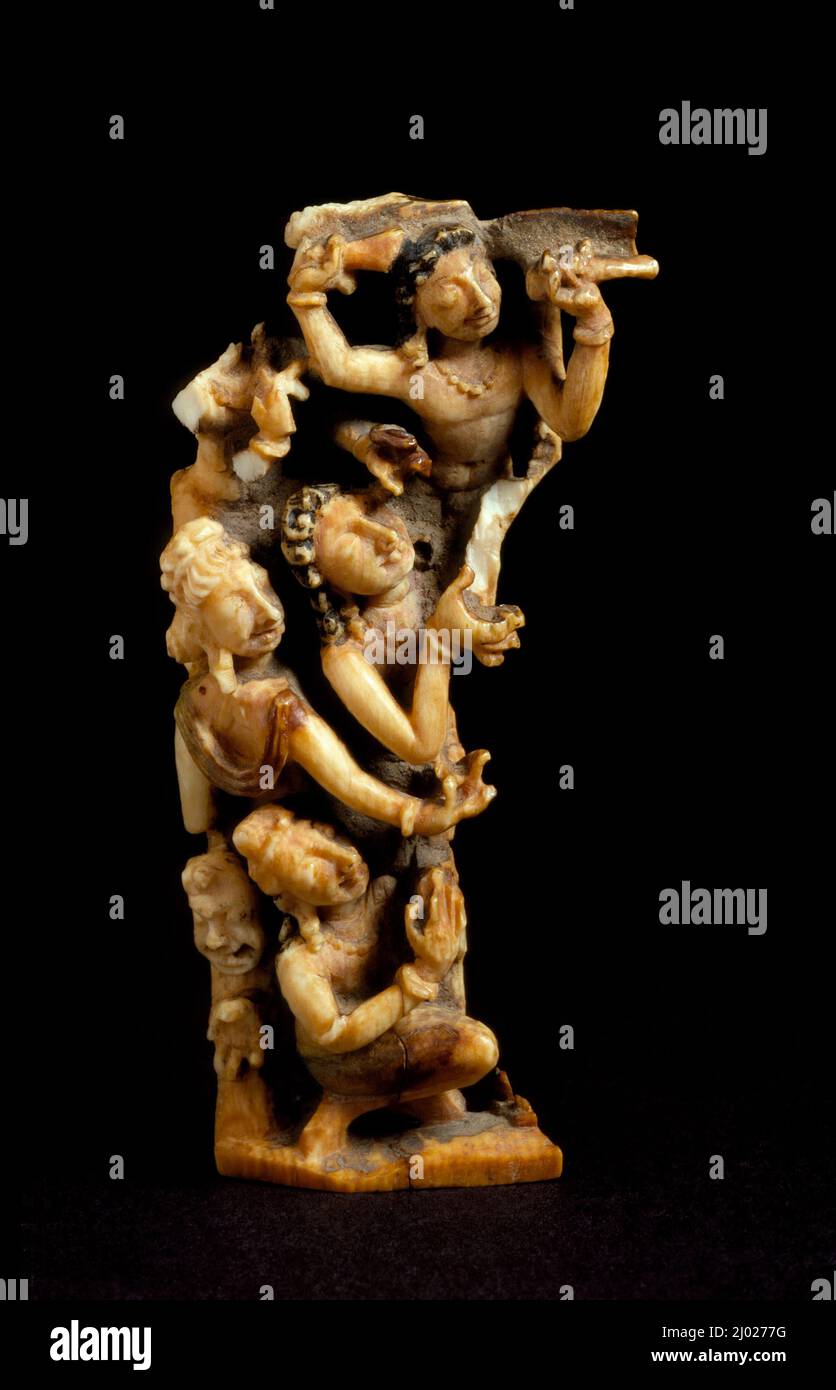 Un groupe de préposés. Inde, Jammu-et-Cachemire, région du Cachemire, 8th siècle ou plus tôt. Sculpture. Ivoire avec peinture Banque D'Images