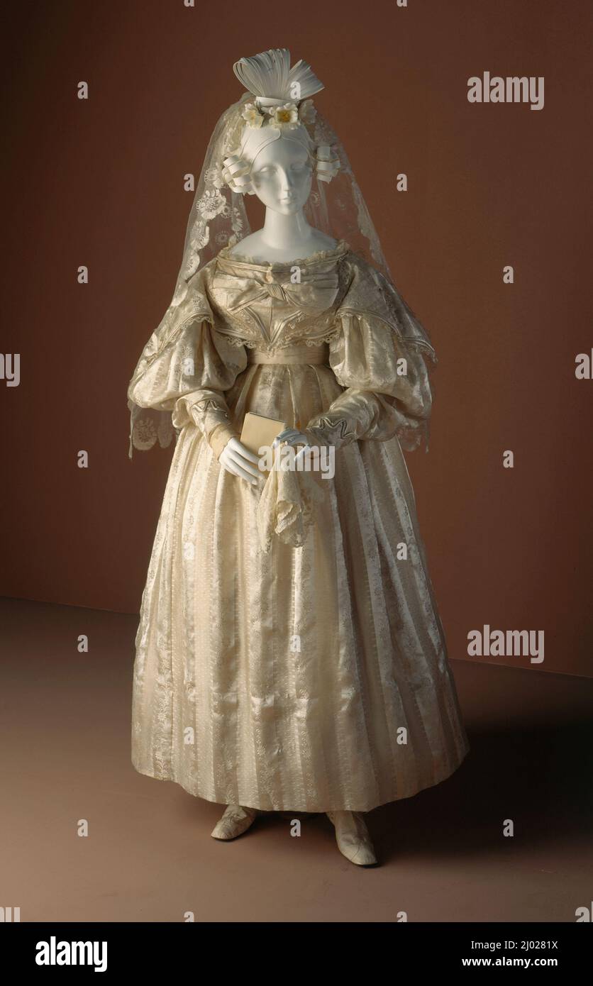 Mariage des femmes avec Veil. États-Unis, 1830-1833. Costumes; ensembles. A) robe: Damassé de soie, dentelle de soie; b) voile: Gaze figurée Banque D'Images