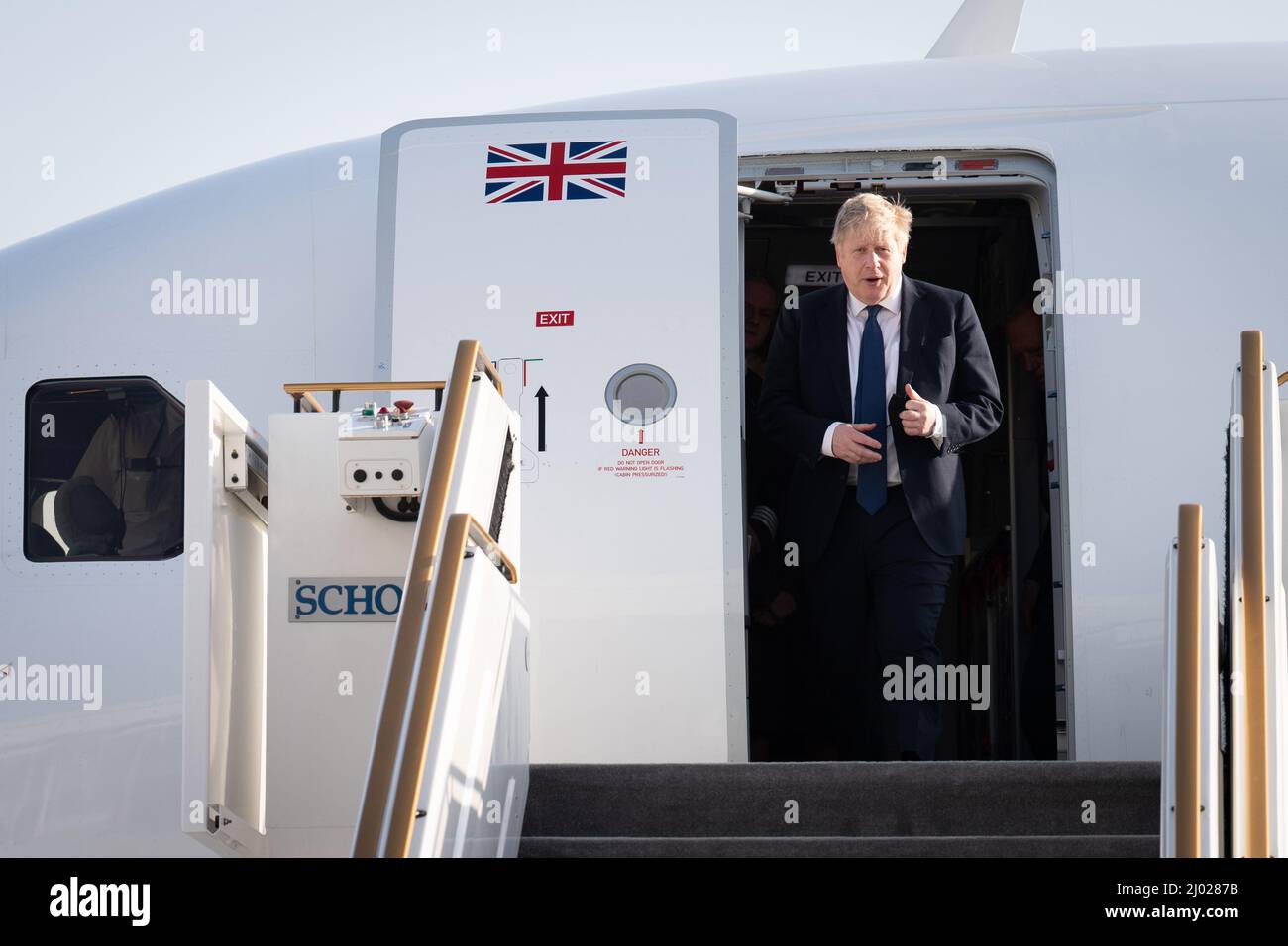 Le Premier ministre Boris Johnson arrive à l’aéroport d’Abu Dhabi au début de sa visite aux Émirats arabes Unis et en Arabie saoudite. Le Premier ministre tiendra des réunions avec le prince héritier des Émirats arabes Unis, le cheikh Mohammed ben Zayed, à Abu Dhabi, et le prince héritier saoudien, Mohammed ben Salman, à Riyad, en Arabie saoudite, où il espère renforcer les liens avec les nations pour s'attaquer au président russe Vladimir Poutine. Date de la photo: Mercredi 16 mars 2022. Banque D'Images