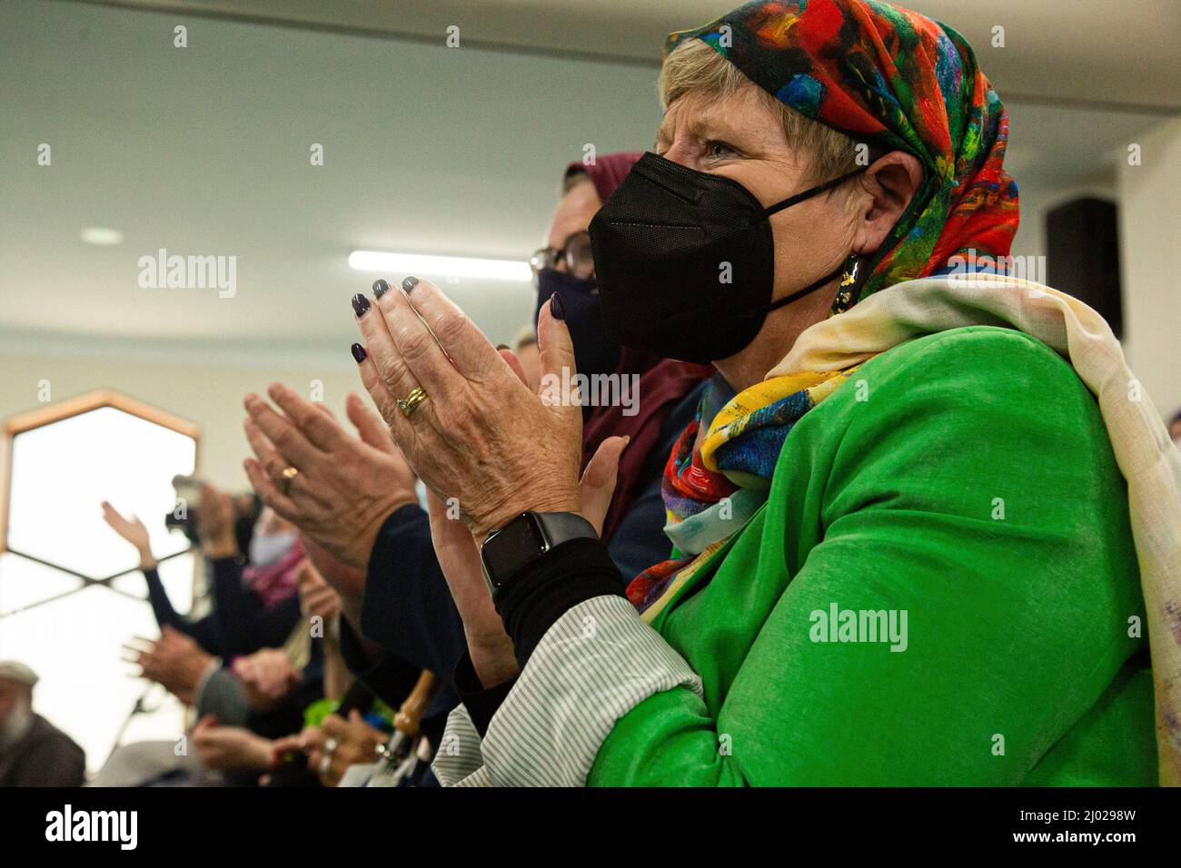 Christchurch, Nouvelle-Zélande. 15th mars 2022. La mairesse de Christchurch, Lianne Dalziel, a applaudi au troisième anniversaire des attaques de 2019 contre deux mosquées en Nouvelle-Zélande. Temel Atacocugu, qui a été abattu neuf fois pendant les attaques de la mosquée, a marché de Dunedin à la mosquée Al Noor arrivant exactement à 1,40 heures le troisième anniversaire de l'un des jours de la Nouvelle-Zélande. Une cérémonie a eu lieu à la mosquée où il a reçu l'un des quatre prix Best in Project. Crédit : SOPA Images Limited/Alamy Live News Banque D'Images