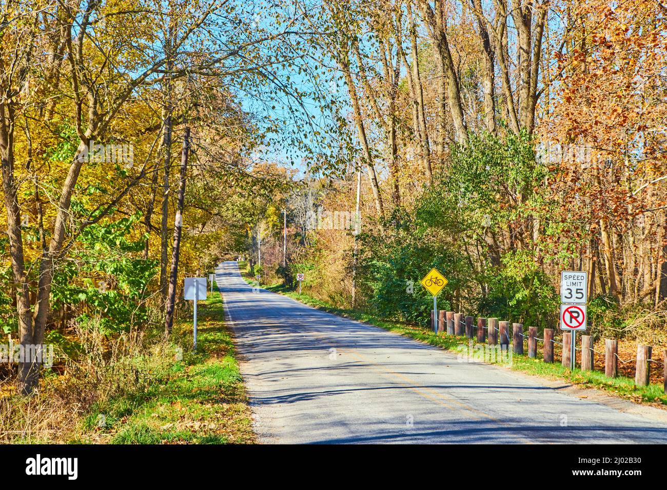 Route d'automne dans le midwest américain sans circulation Banque D'Images