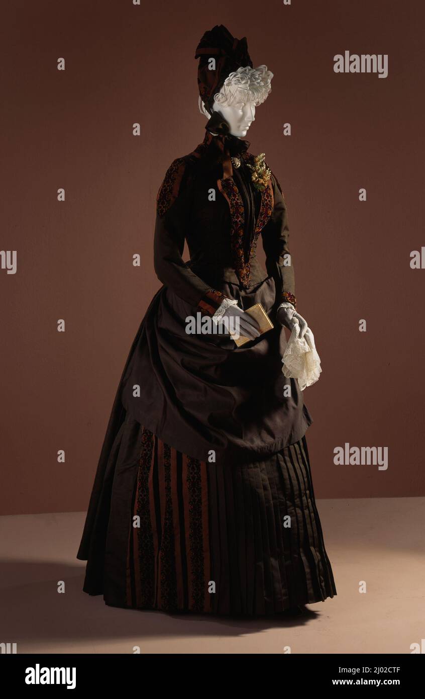 Robe à deux pièces pour femme (mariage). États-Unis, 1886. Costumes; ensembles. Soie faille, velours ciselé Banque D'Images