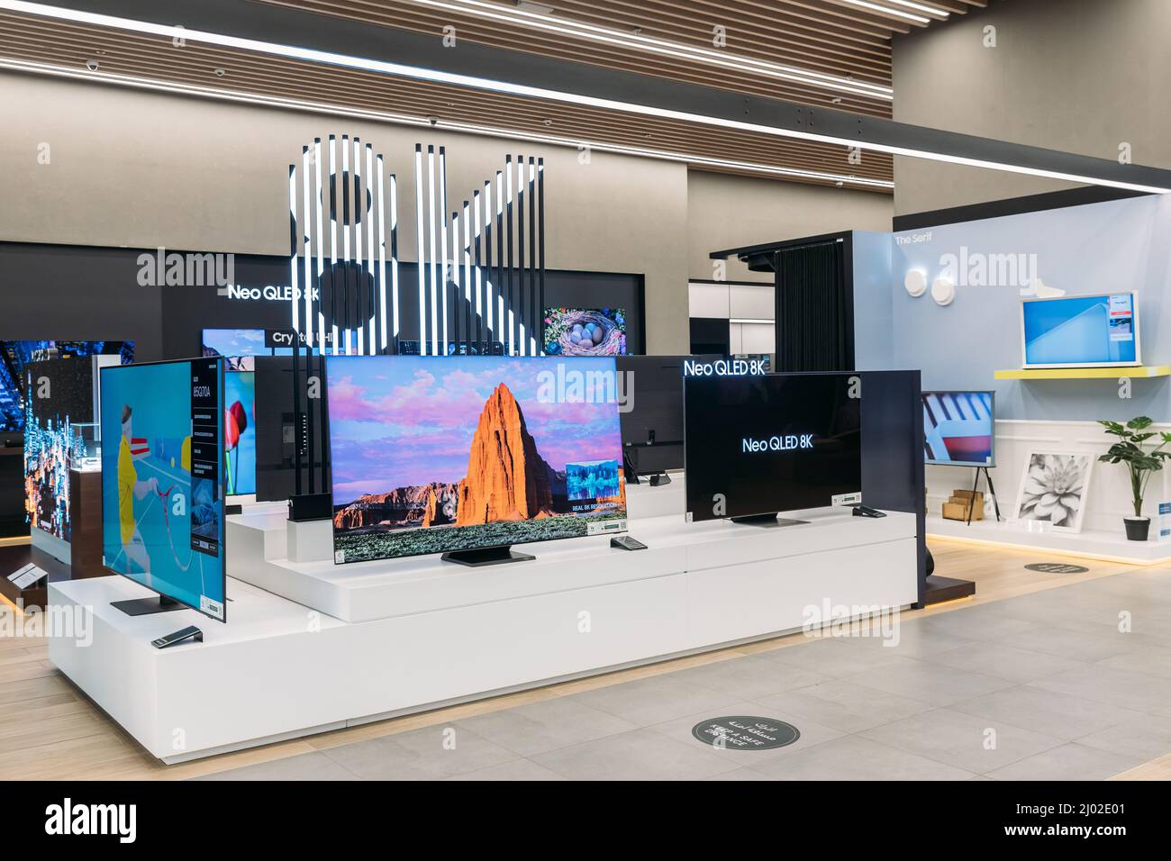 Samsung store interior Banque de photographies et d'images à haute  résolution - Alamy