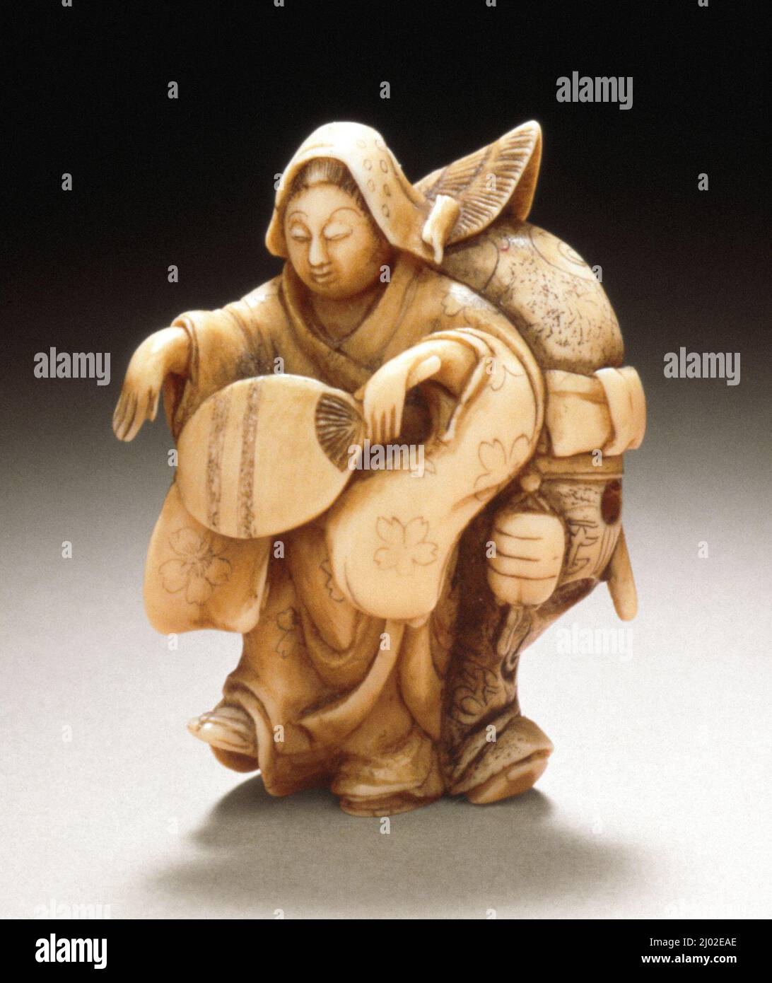 Danse du Sparrow. Minkoku II ou Minkoku III (Japon, 19th siècle-début 20th siècle). Japon, fin du 19th siècle. Costumes; accessoires. Ivoire avec coloration légère, sumi Banque D'Images