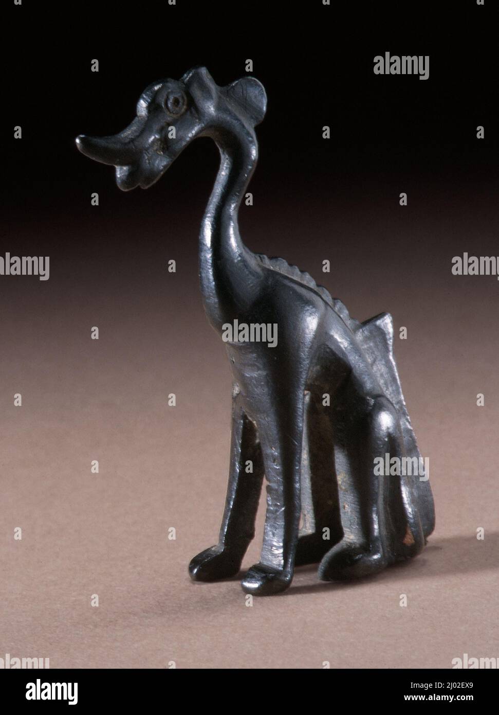 Dragon assis miniature. Chine, dynastie Tang, 618-906. Sculpture. Bronze moulé Banque D'Images