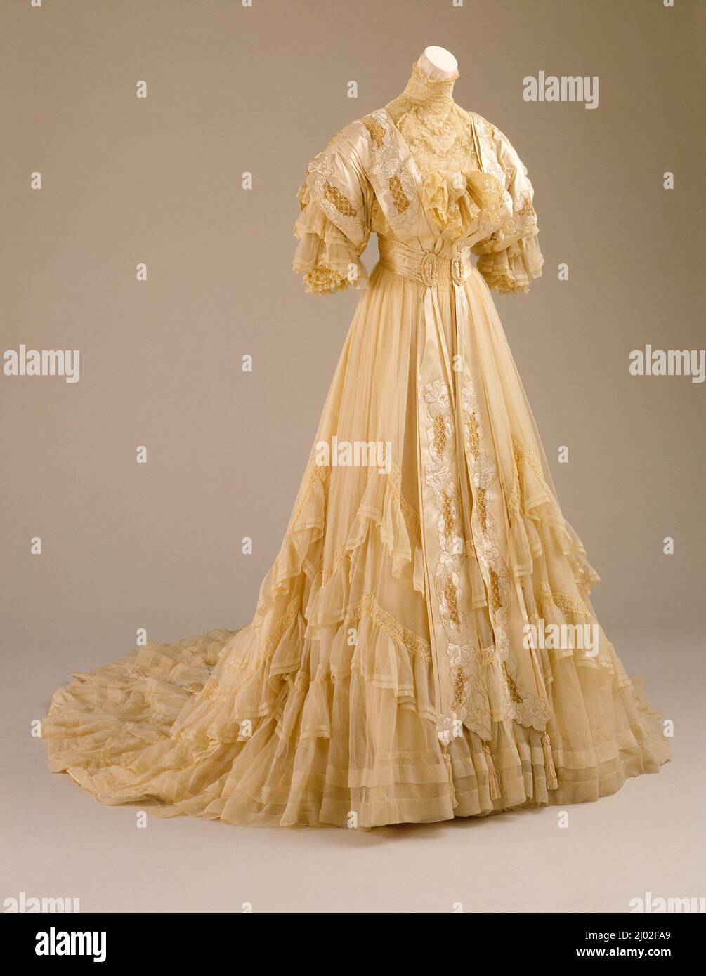 Robe de femme (mariage). États-Unis, 1894. Costumes; ensembles. Mousseline de soie Banque D'Images