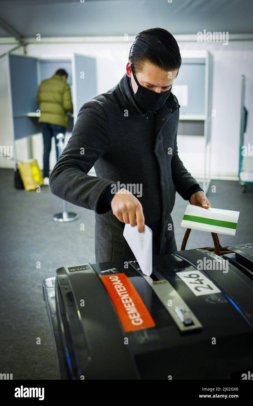 ROTTERDAM - Stemmen op station Rotterdam CS op de derde dag van de gemeenteraadsverkiezingen. Stemmen kan met een geldige stempas en een geldig identiteitsbewijs. ANP MARCO DE SWART Banque D'Images