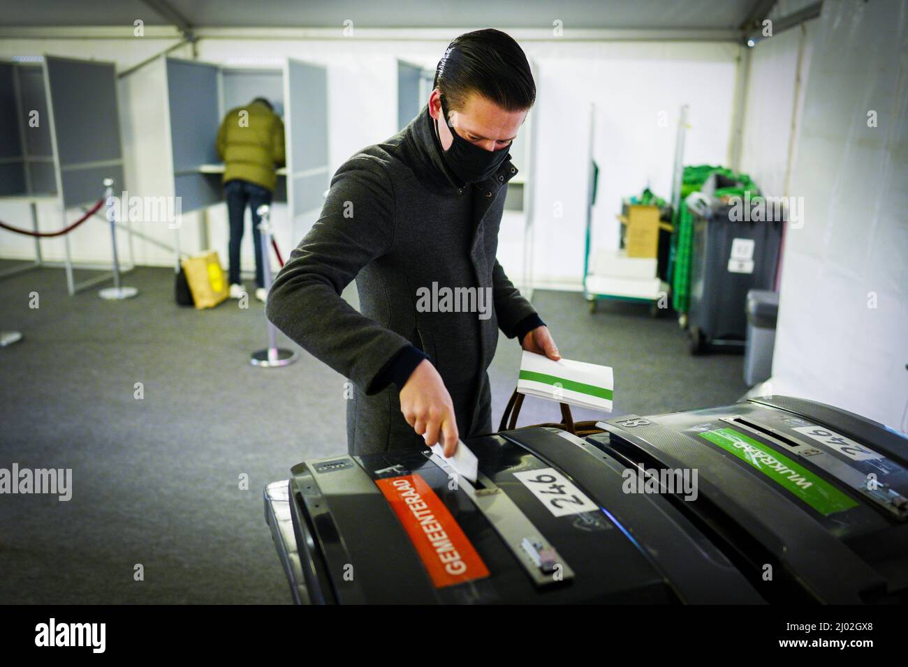 ROTTERDAM - Stemmen op station Rotterdam CS op de derde dag van de gemeenteraadsverkiezingen. Stemmen kan met een geldige stempas en een geldig identiteitsbewijs. ANP MARCO DE SWART Banque D'Images