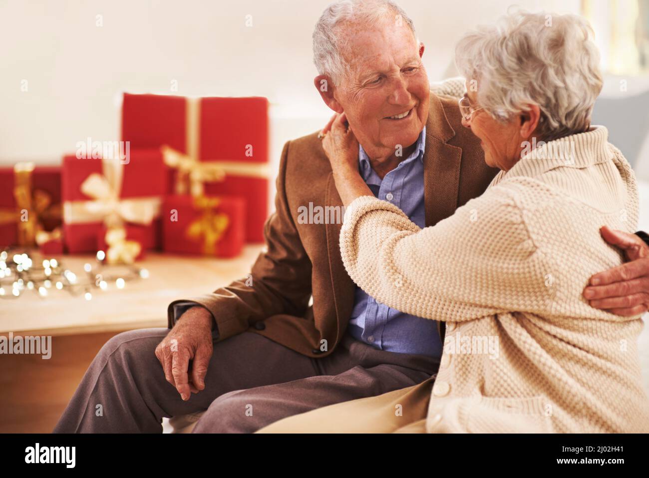 Nous adorons les vacances. Portrait d'un couple senior d'affection à Noël. Banque D'Images