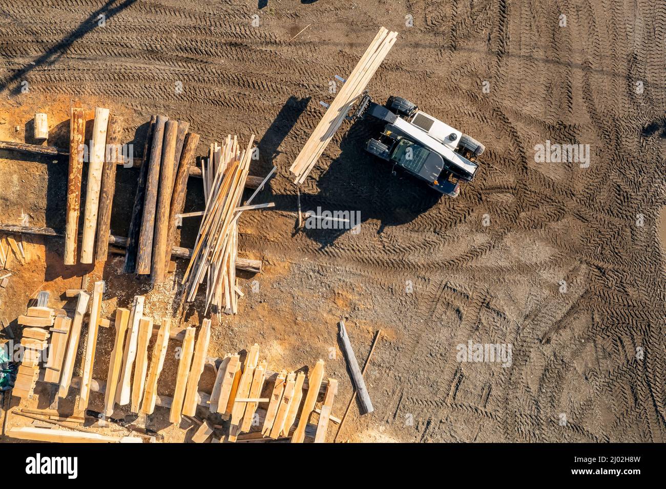 Le camion-chargeuse transporte l'arbre de bois fini pour la construction. Banque D'Images