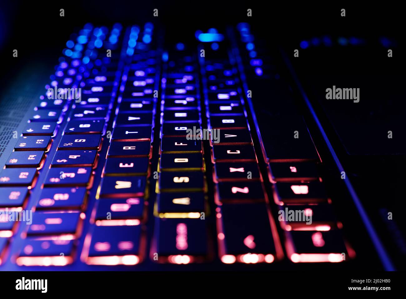 Clavier d'ordinateur Neon avec rétroéclairage couleur. Jeux vidéo informatiques, piratage, technologie, Internet concept. Mise au point sélectionnée. Photo de haute qualité Banque D'Images