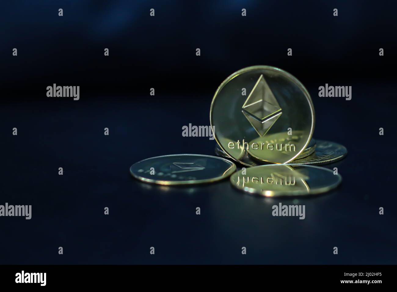 L'éther est une crypto-monnaie dérivée de l'Ethereum, une chaîne de blocs open-source. Ethereum Mining est le processus de vérification des blocs de transaction Banque D'Images