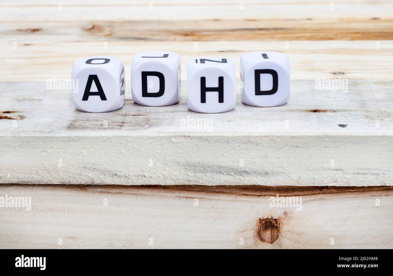 TDAH en dés de lettre sur un bois rustique et naturel avec espace de copie TDAH en dés de lettre sur un bois rustique et naturel avec espace de copie Banque D'Images
