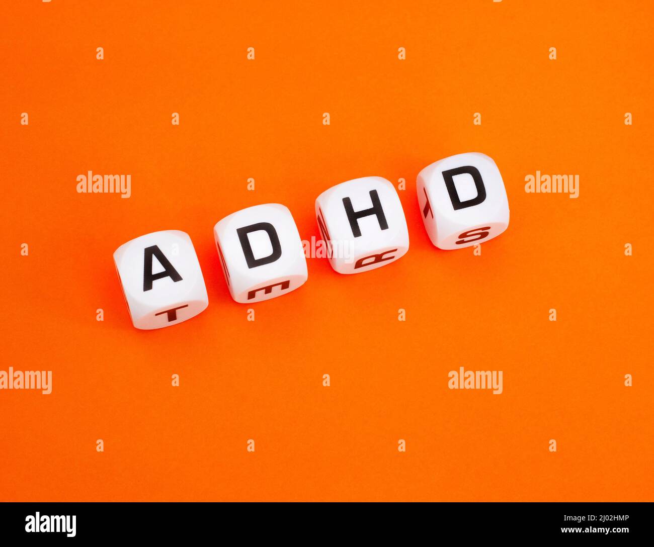 TDAH dans la lettre dés sur fond orange, la couleur de la conscience TDAH TDAH dans la lettre dés sur fond orange, la couleur de la conscience TDAH Banque D'Images