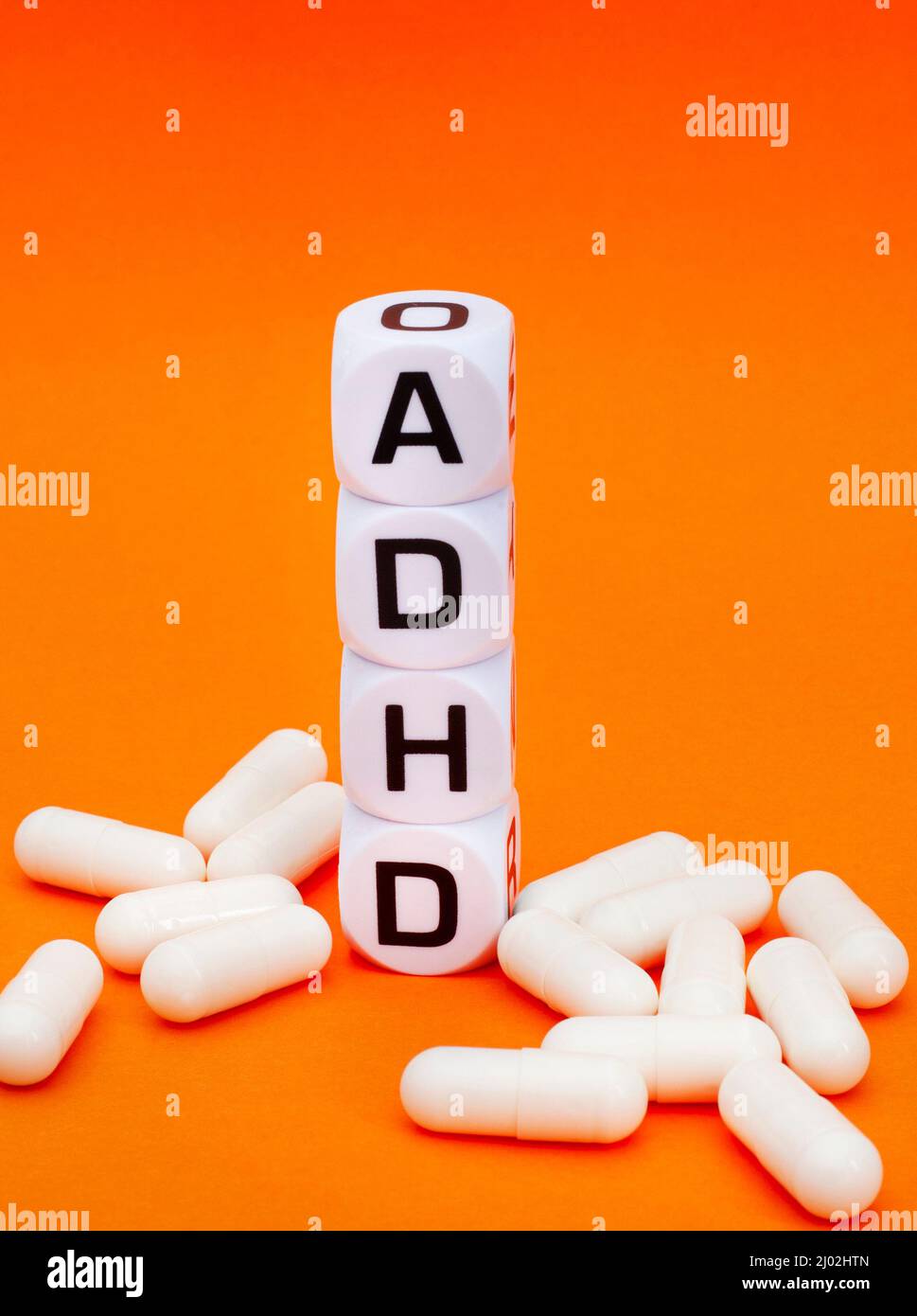 TDAH dans la lettre dés sur fond orange, la couleur de la conscience TDAH TDAH dans la lettre dés sur fond orange, la couleur de la conscience TDAH Banque D'Images