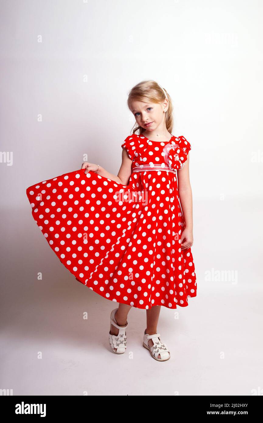 Jolie jeune fille en robe rouge avec boîte cadeau.prise de vue studio isolée Banque D'Images