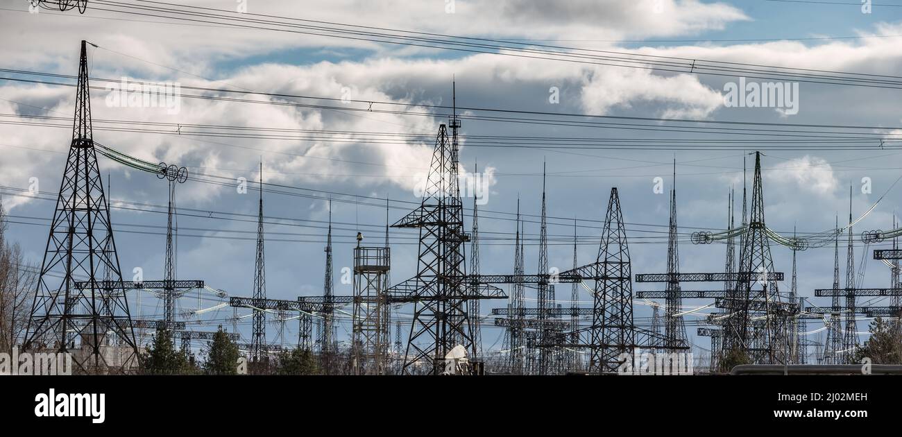 Tchernobyl, Ukraine. 28th novembre 2016. Les sous-stations de transformateurs et les lignes électriques haute tension sont visibles à la centrale nucléaire de Tchernobyl. En mars 15, la situation à Tchernobyl est généralement dangereuse. En raison de l'action des occupants, une alimentation stable des installations était arrêtée, qui ne devrait pas être laissée sans alimentation électrique. Cependant, les chiens de garde atomiques des Nations Unies ont déclaré que le combustible nucléaire stocké dans l'installation a refroidi, de sorte qu'il n'y a toujours aucune inquiétude imminente pour le moment. Les centrales nucléaires de Tchernobyl peuvent représenter une menace pour toute l'Europe. Crédit : SOPA Images Limited/Alamy Live News Banque D'Images