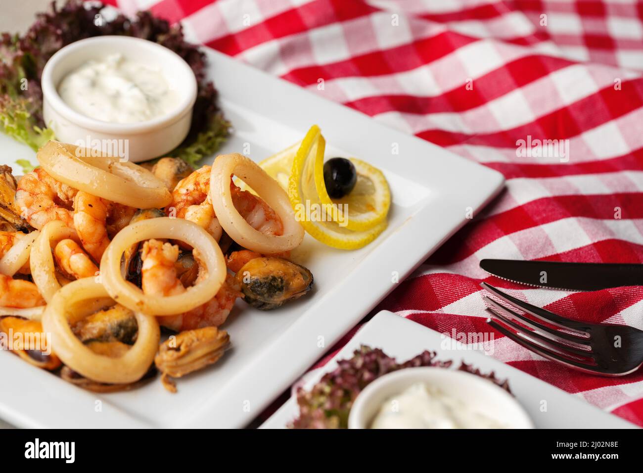 Fruits de mer cuits sur plaque sur fond gris Banque D'Images