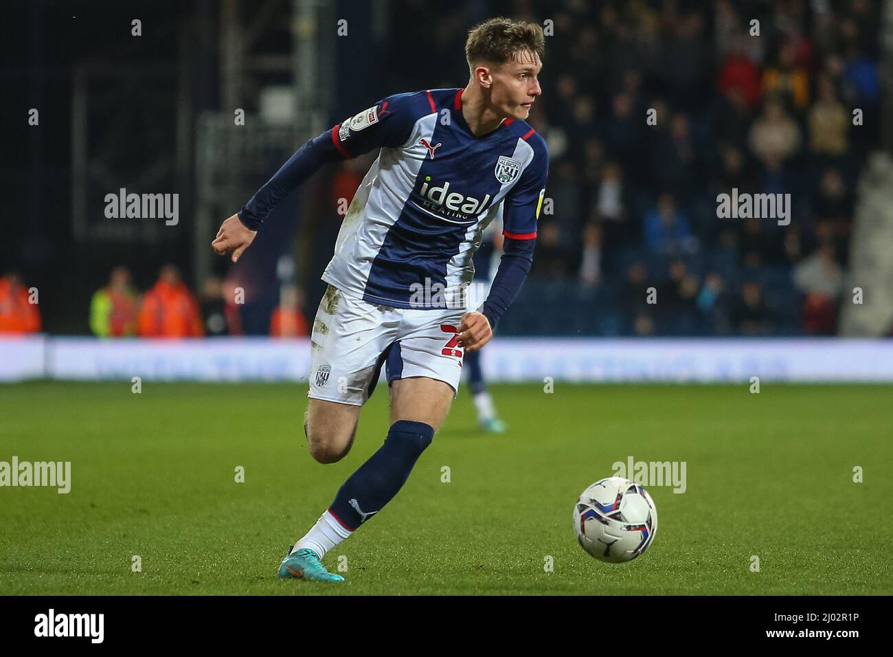 Taylor Gardner-Hickman #29 de West Bromwich Albion va de l'avant avec le ballon Banque D'Images