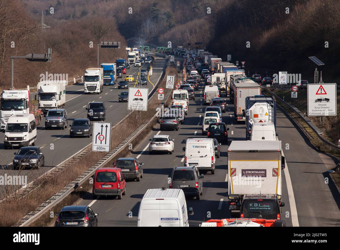 Embouteillage sur l'autoroute A1 près de Wetter-Vollmarstein en direction de Dortmund, région de la Ruhr, Rhénanie-du-Nord-Westphalie, Allemagne Stauu auf der Autobah Banque D'Images