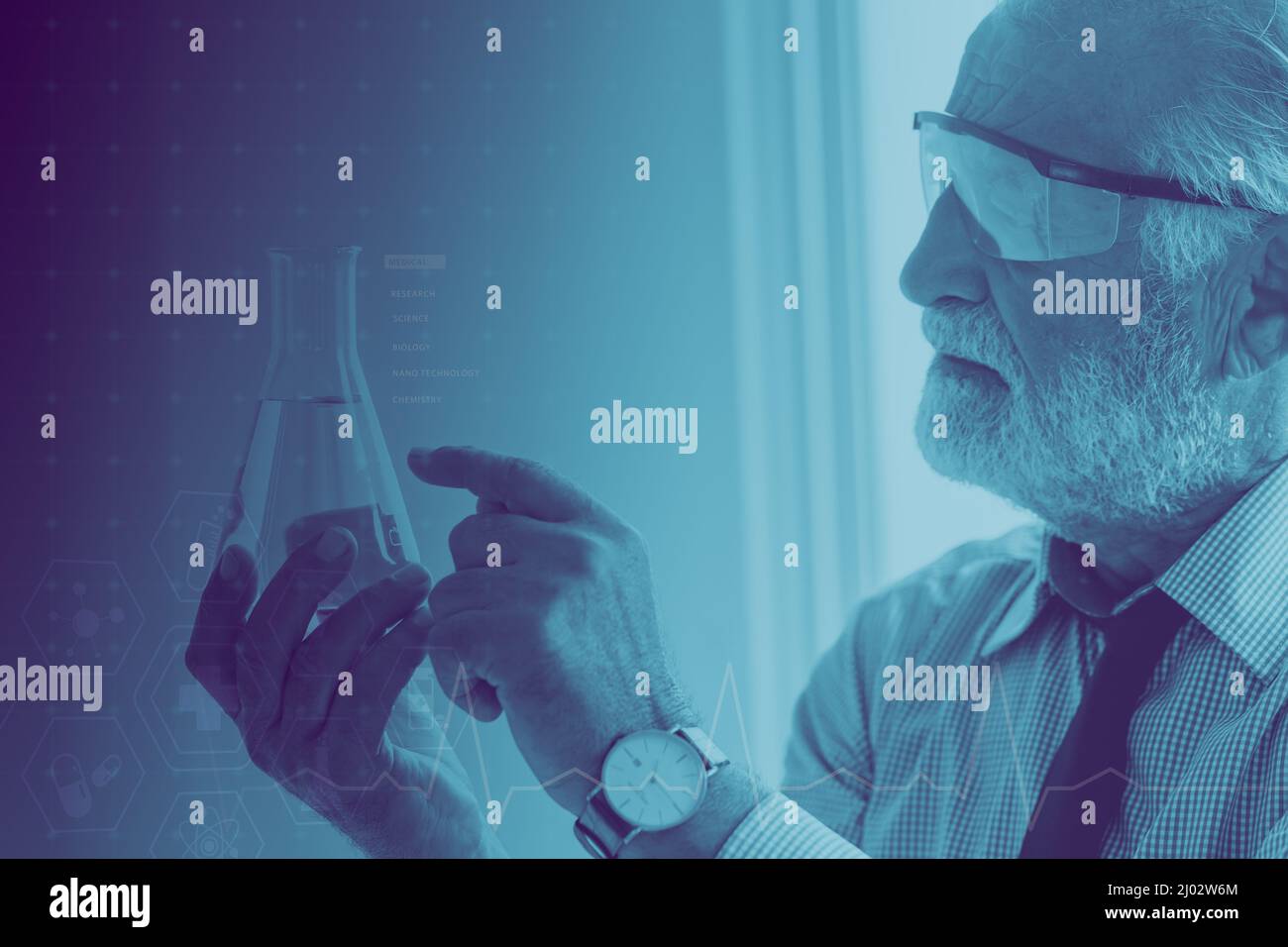 Scientifique médecin chercheur examinant laboratoire de travail des échantillons chimiques.Senior Chimie travaillant concept de recherche sur le vaccin Covid-19. Banque D'Images