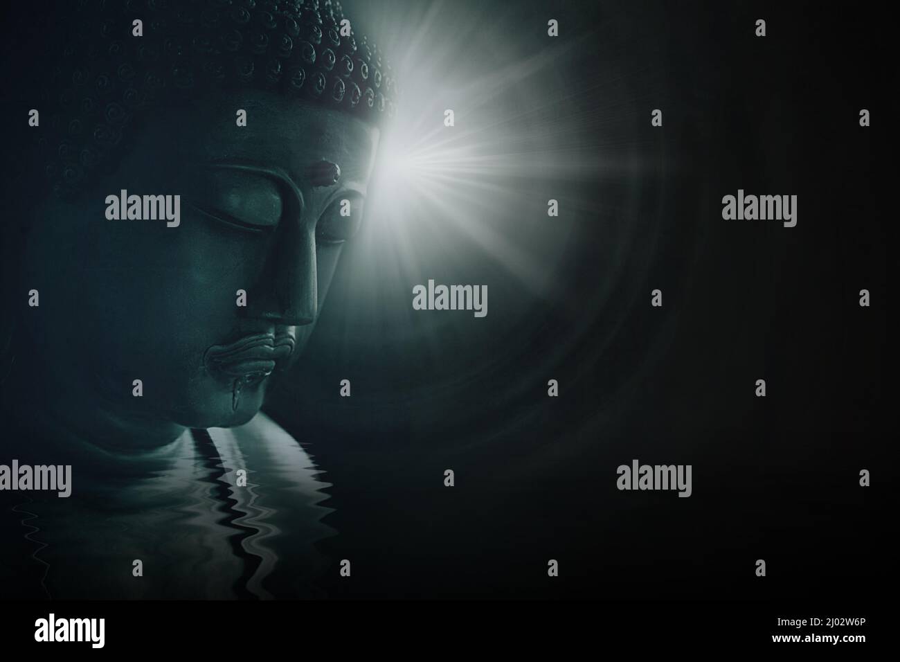 Bouddha asiatique face à la sagesse éclairante avec la paix et le calme lumière vive sur fond d'obscurité. Banque D'Images