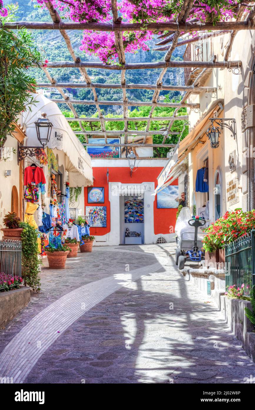 Positano, Italie - juillet 01 2021 : magasins de souvenirs traditionnels, colorés et caractéristiques à Positano, sur la côte amalfitaine, en Italie. Banque D'Images