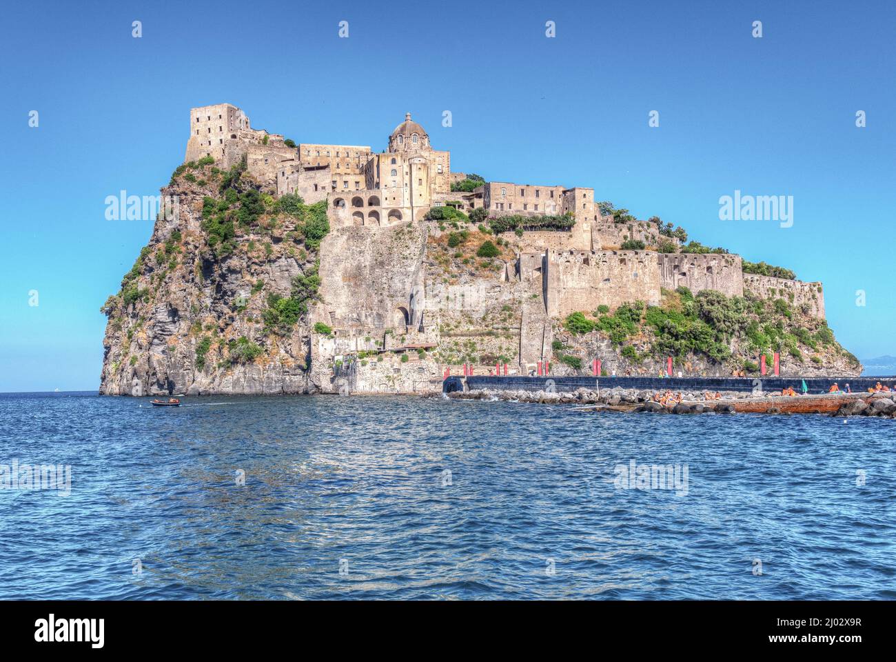 Naples, Ischia, Italie - juillet 05 2021 : le château aragonais, une forteresse imposante sur l'île d'Ischia Banque D'Images