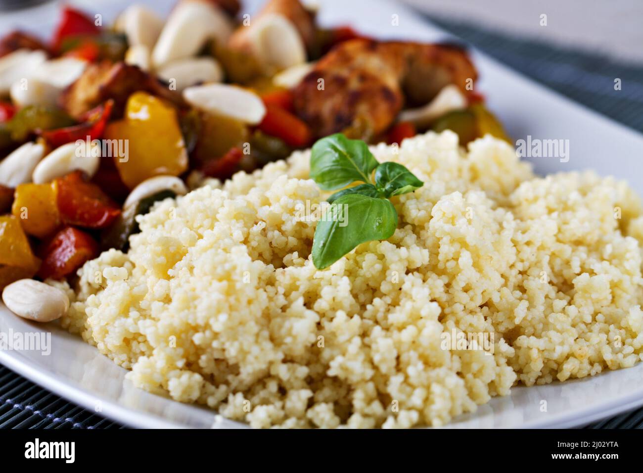 Bol couscous de viande et légumes grillés Banque D'Images