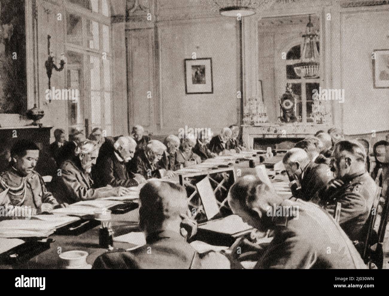 Signature du Traité de paix de Versailles, 28 juin 1919, Château de Versailles, Paris, France. Ce traité entre l'Allemagne et les Forces alliées a mis fin à la première Guerre mondiale, du pays des merveilles de la connaissance, publié vers 1930 Banque D'Images