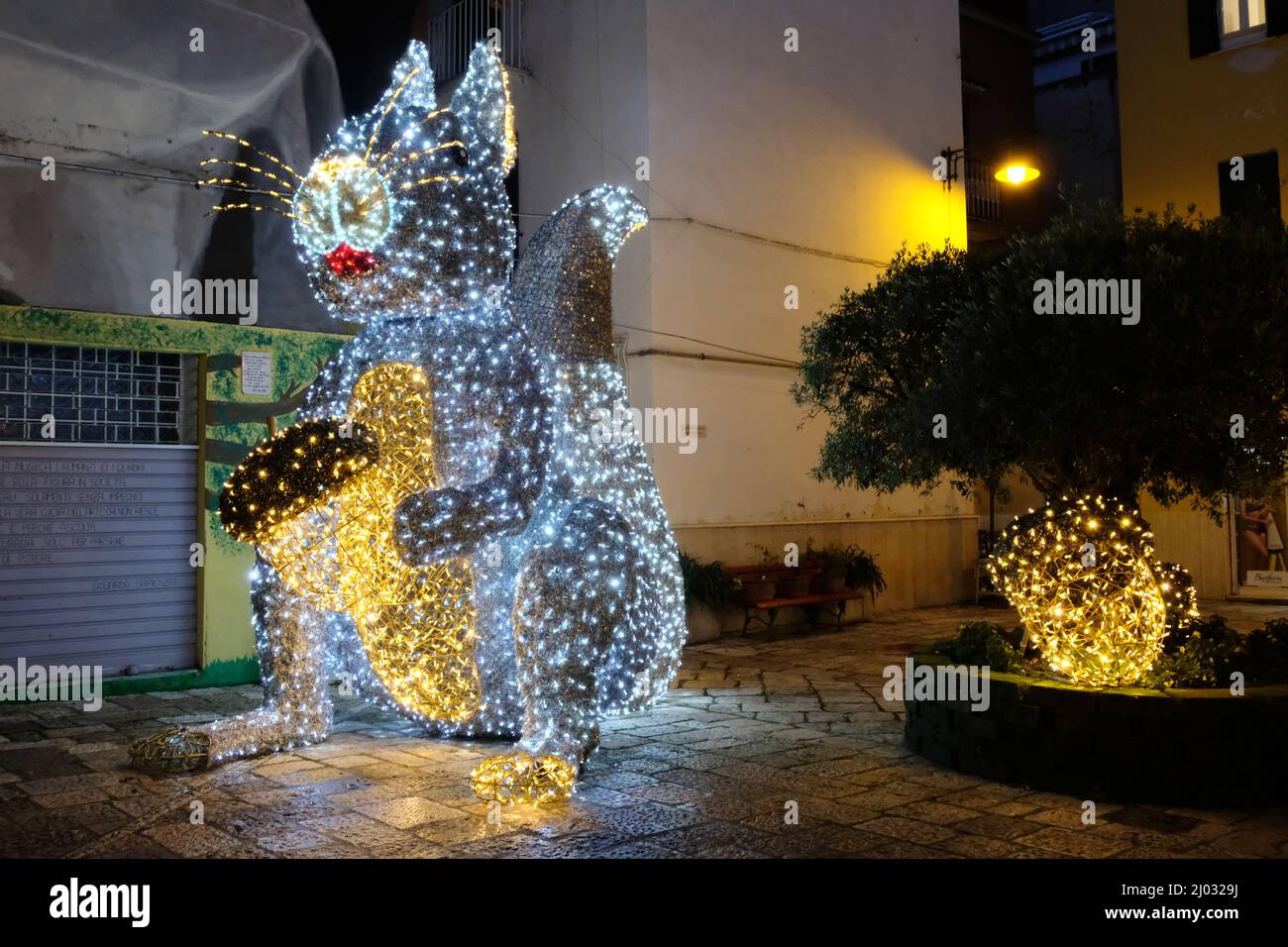 Lumières de Noël à Gaeta, décembre 2021, Lazio, Italie. Représentation d'un écureuil Banque D'Images