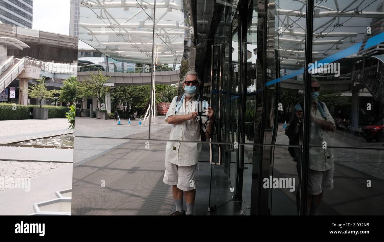 Photographe touristique typique de pays Bumpkin dans la rue à Chong Nonsi Bangkok Thaïlande Banque D'Images