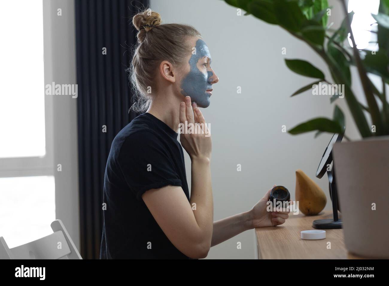 Femme avec masque de visage Banque D'Images