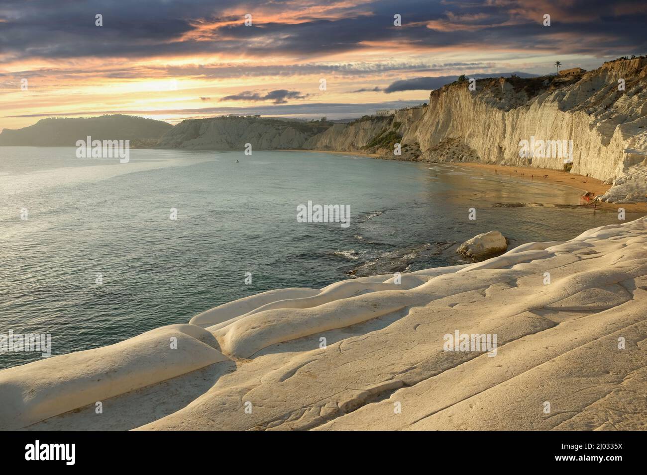 Vue panoramique sur la mer et les formations rocheuses du parc Scala dei Turchi au coucher du soleil, Sicile, Italie Banque D'Images