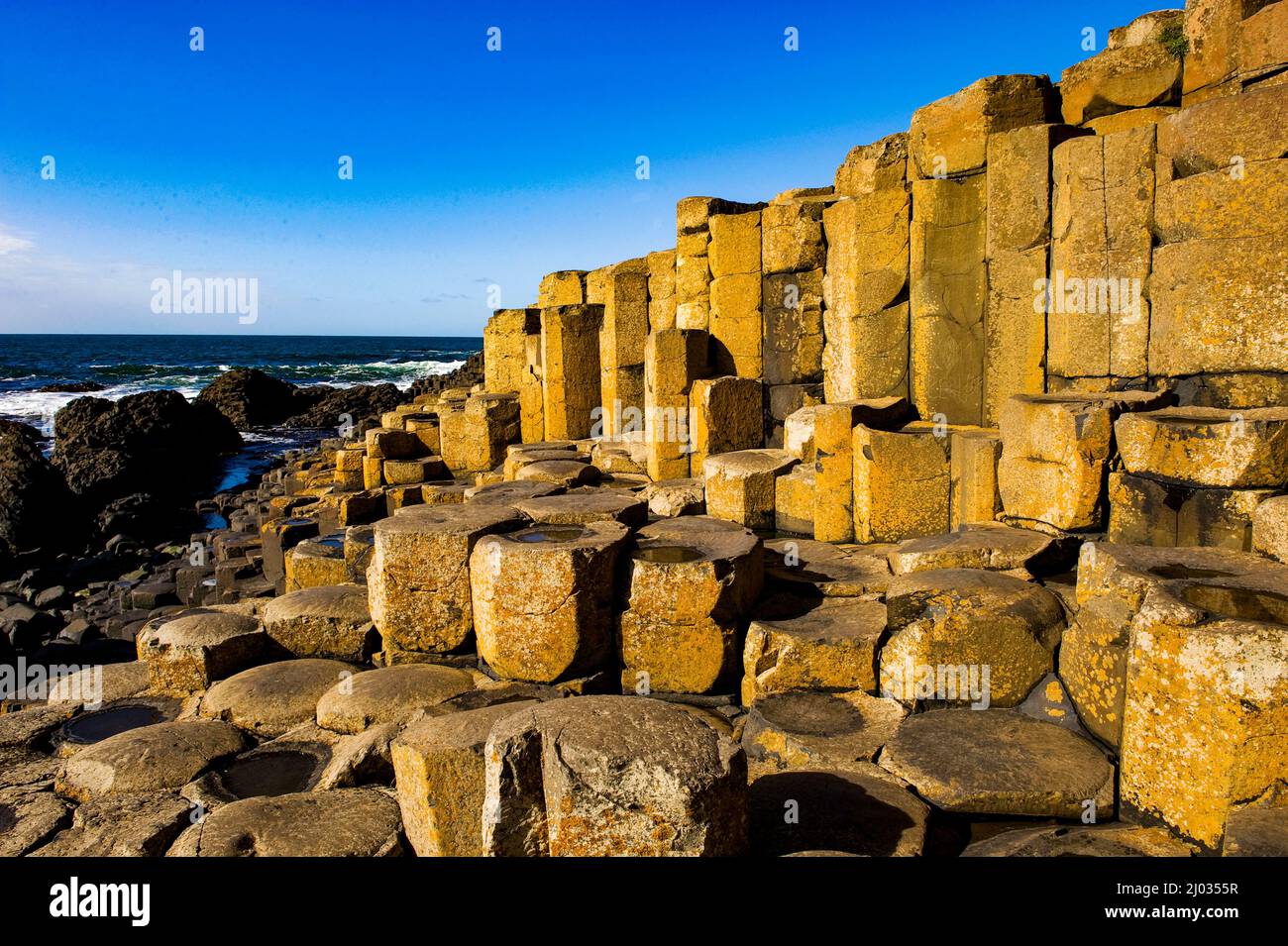 Giants Causeway National Trust Causeway Coast County Antrim Irlande du Nord Site du patrimoine mondial pierres colonnes hexagonales Géologie Basalt vagues de la mer Banque D'Images