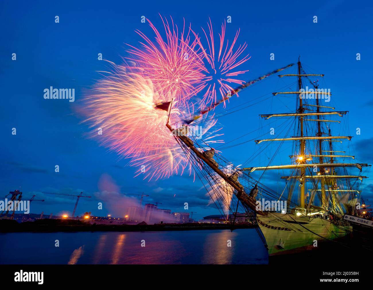 Feux d'artifice aux Tall Ships, Belfast, Irlande du Nord Banque D'Images