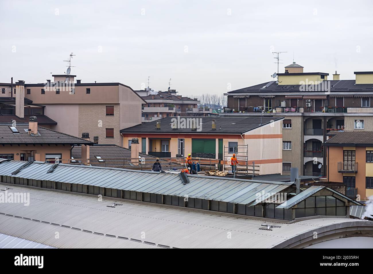 lavori su tetto capannone industriel Banque D'Images