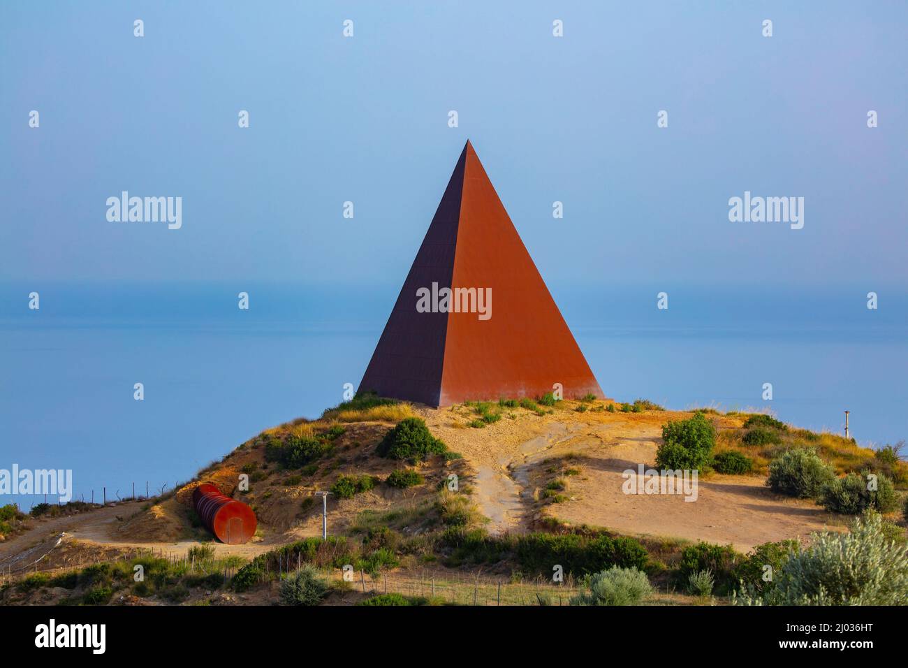 Piramide - 38 Parallelo, oeuvre de Mauro Staccioli, Motta d'Affermo, Messina, Sicile, Italie, Europe Banque D'Images