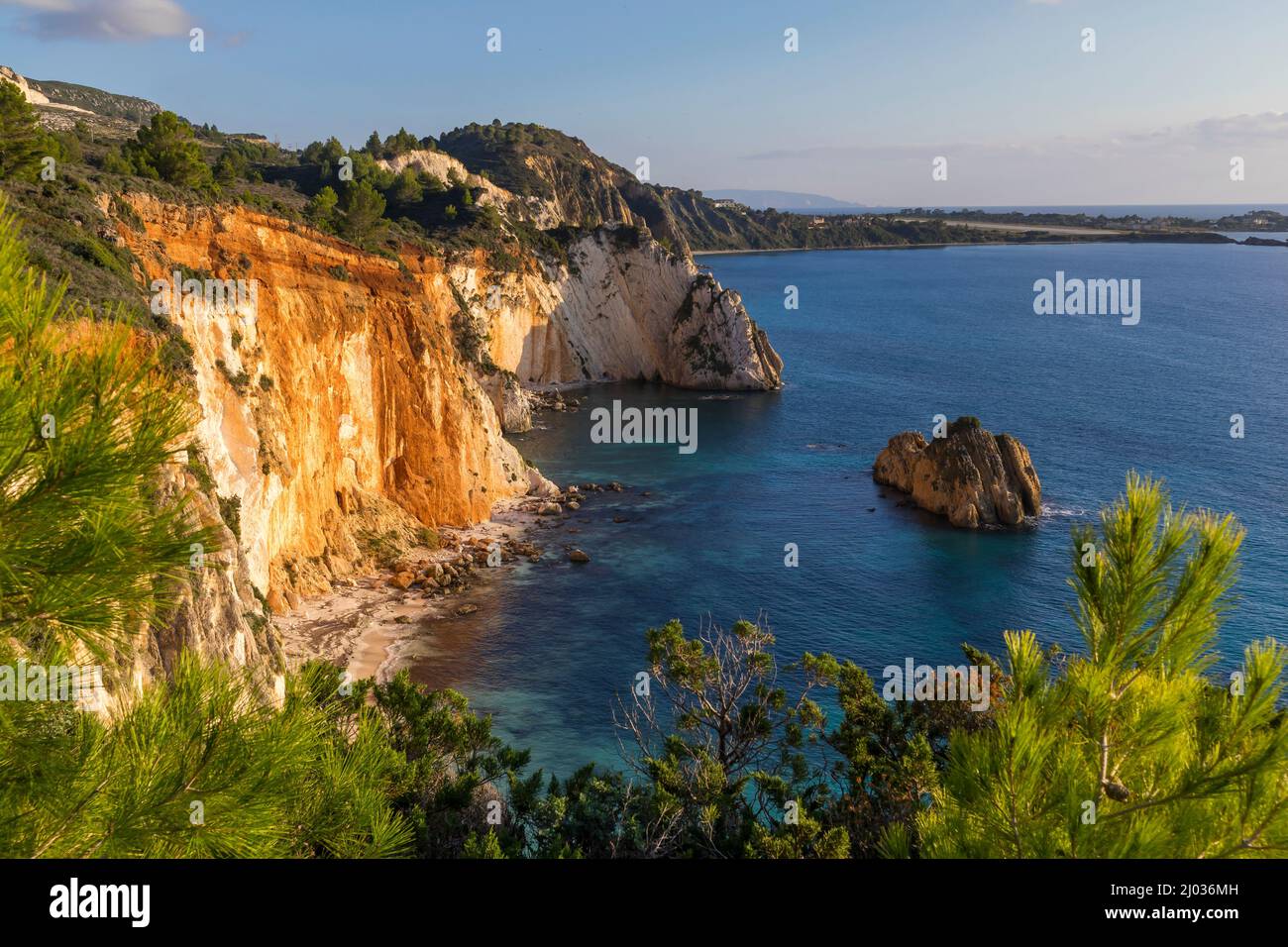 Vue en hauteur sur la falaise White Rocks, Kefalonia, Iles Ioniennes, Iles grecques, Grèce, Europe Banque D'Images