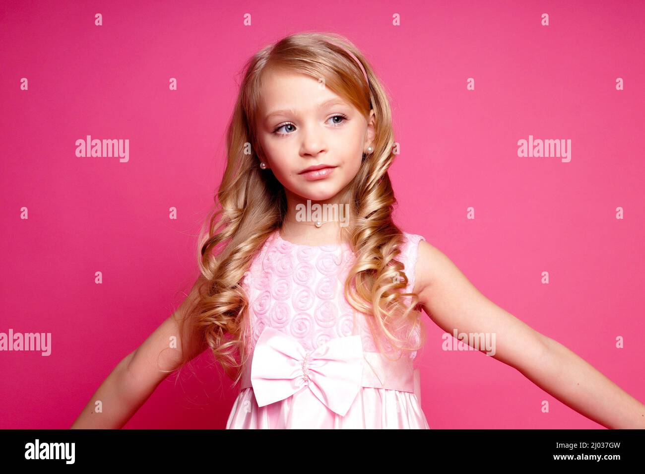 Jolie jeune fille de robe rose.prise de vue studio isolée Banque D'Images