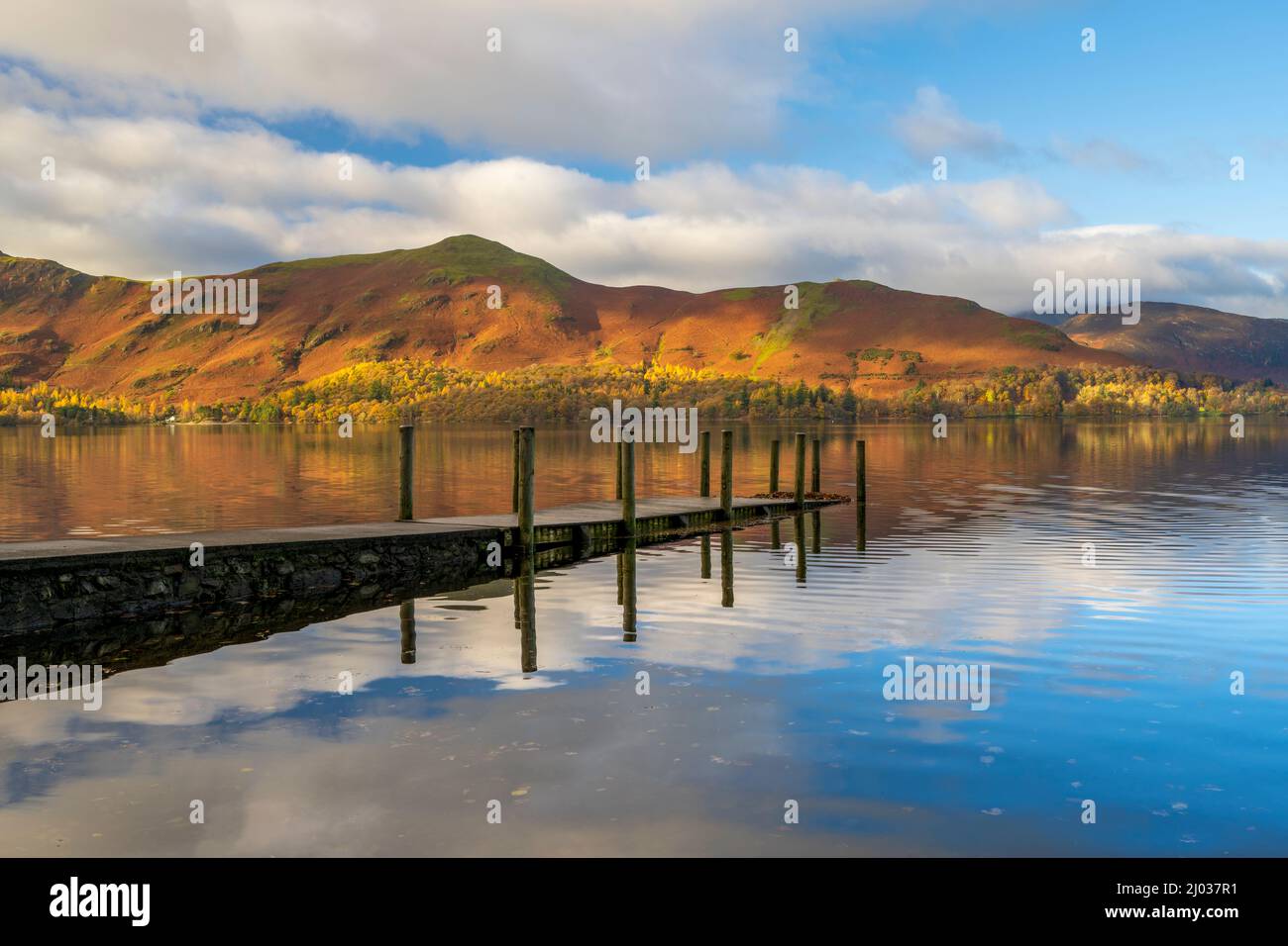 Jetée d'Ashness avec Catbells, Derwentwater, près de Keswick, parc national Lake District, site classé au patrimoine mondial de l'UNESCO, Cumbria, Angleterre, Royaume-Uni Banque D'Images