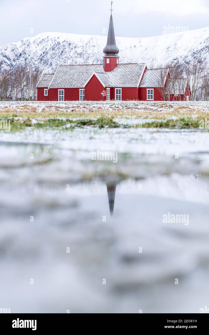 Église de Flakstad reflétée dans un étang en hiver, comté de Nordland, îles Lofoten, Norvège, Scandinavie, Europe Banque D'Images