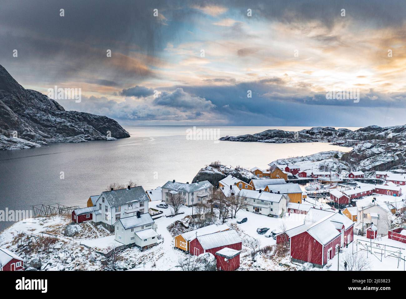 Vue aérienne des maisons traditionnelles en bois couvertes de neige en hiver, Nusfjord, comté de Nordland, îles Lofoten, Norvège, Scandinavie, Europe Banque D'Images