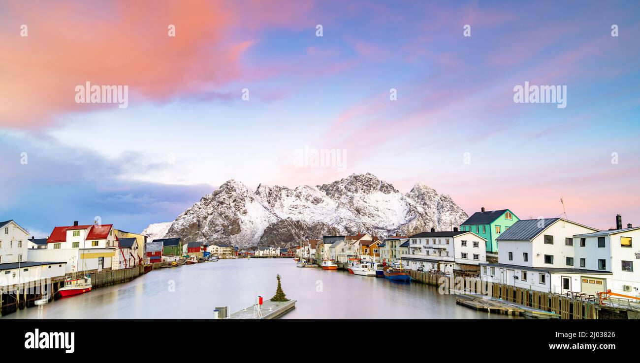 Rose arctique lever de soleil sur les maisons traditionnelles dans le village de pêcheurs de Henningsvaer en hiver, Nordland, îles Lofoten, Norvège, Scandinavie, Europe Banque D'Images