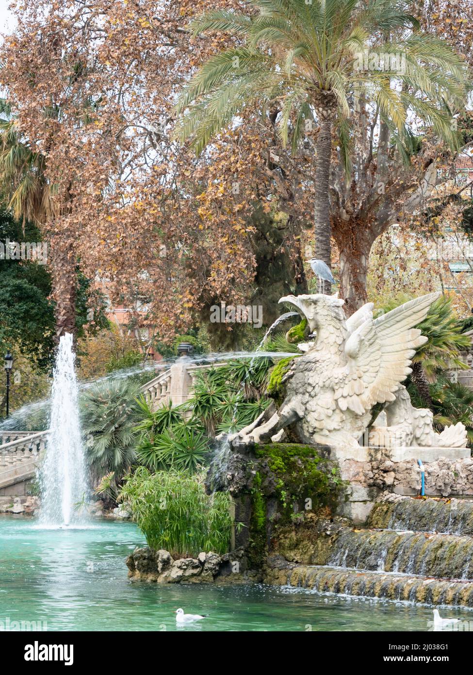 Fontaine Griffen avec héron, Parc de la Ciutadella, Barcelone, Catalogne, Espagne, Europe Banque D'Images