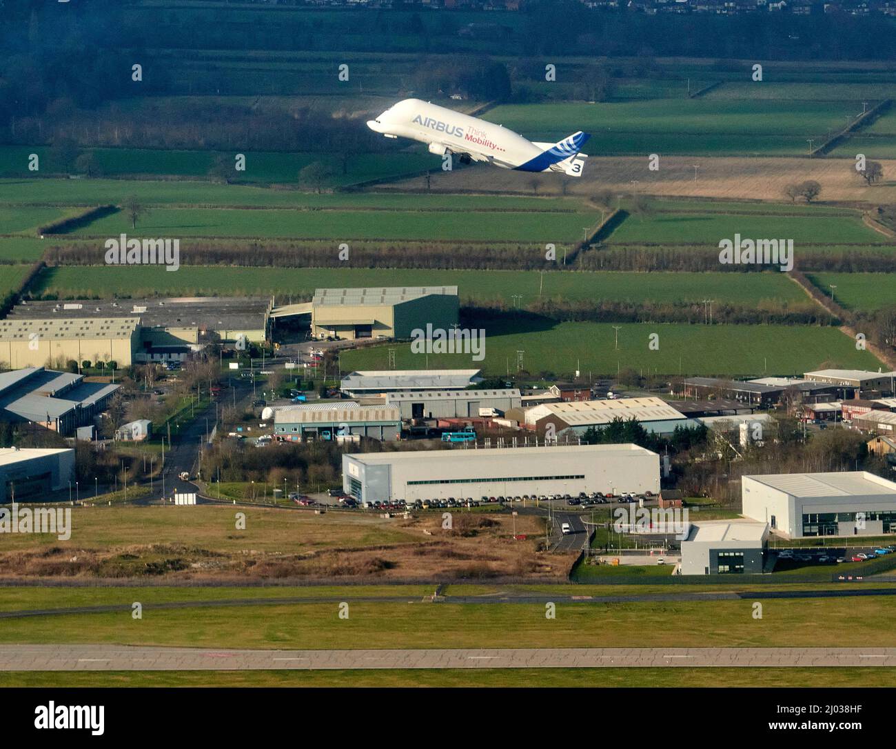 Airbus Beluga utilisé pour le transport des ailes d'avions, décollage du site d'Airbus à Hawarden, au nord du pays de Galles, au Royaume-Uni Banque D'Images