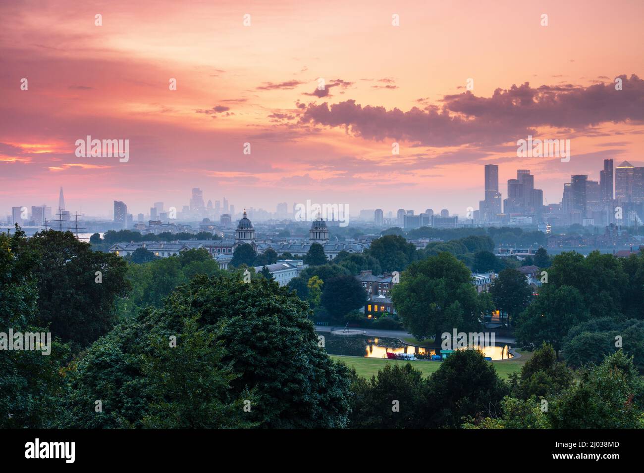 Vue sur le Greenwich Old Royal Naval College et les gratte-ciel de Londres au crépuscule, Greenwich, Londres, Angleterre, Royaume-Uni, Europe Banque D'Images