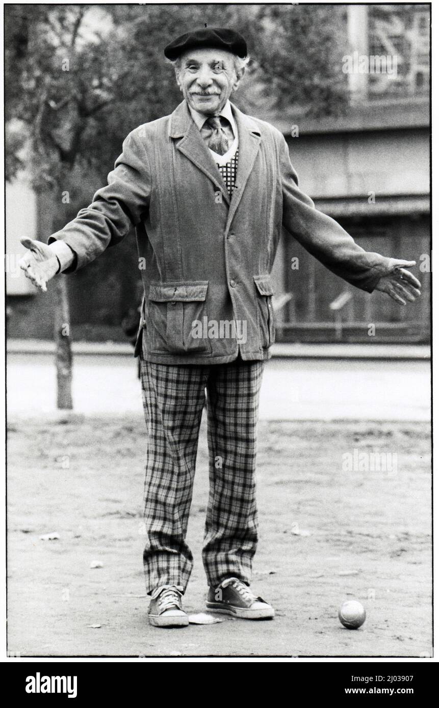 Un sourire et un haussement d'épaules d'un vieil homme de la pase lors d'un match de bocce à Midtown Manhattan, New York City. 1978. Banque D'Images