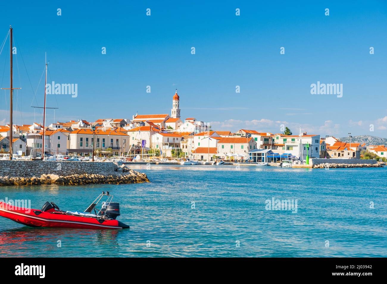 Marina dans la vieille ville de Betina sur l'île de Murter à Dalmatie, Croatie. Paysage de mer Adriatique. Banque D'Images